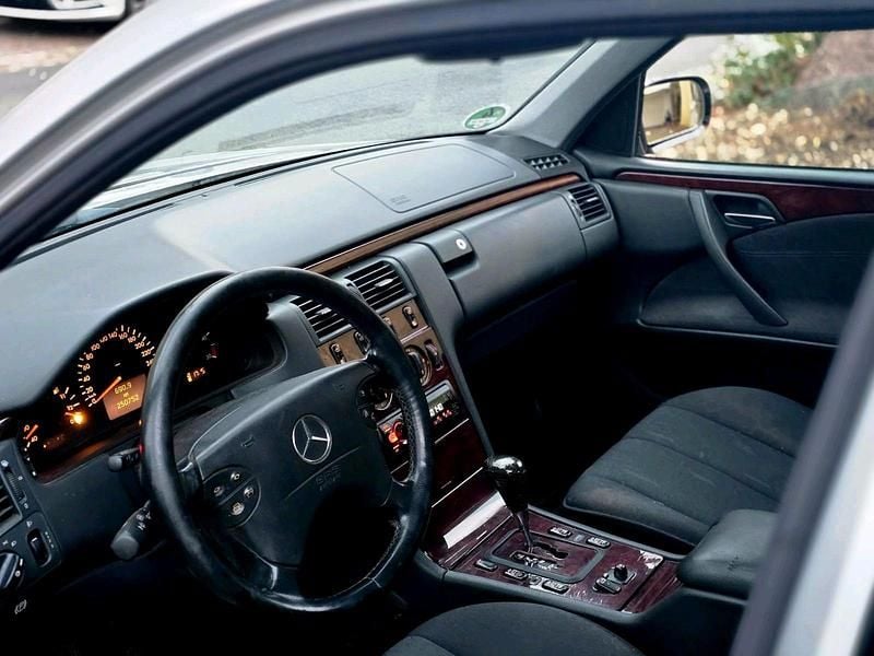 Gebraucht Mercedes E220 143 PS (105 kW) 2002 Silber Limousine