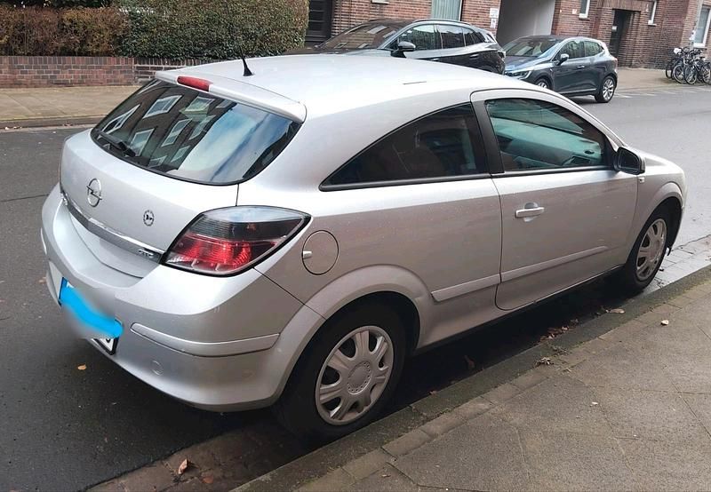Grau Gebraucht 2006 Opel Astra GTC Limousine | 1.350 € (Fairer Preis) - Bild 1/4