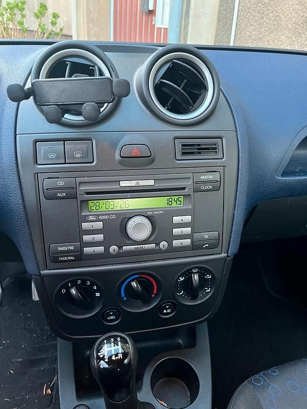 Gebraucht Ford Fiesta 69 PS (50 kW) 2005 Silber Kleinwagen