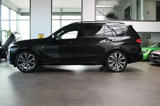 Gebraucht BMW X7 M Sport 352 PS (258 kW) 2025 Schwarz SUV