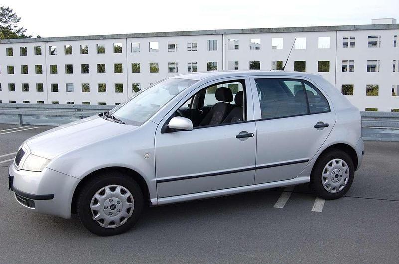 Silber (metallic) Gebraucht 2003 Skoda Fabia Kleinwagen | 1.890 € (Fairer Preis) - Bild 1/4