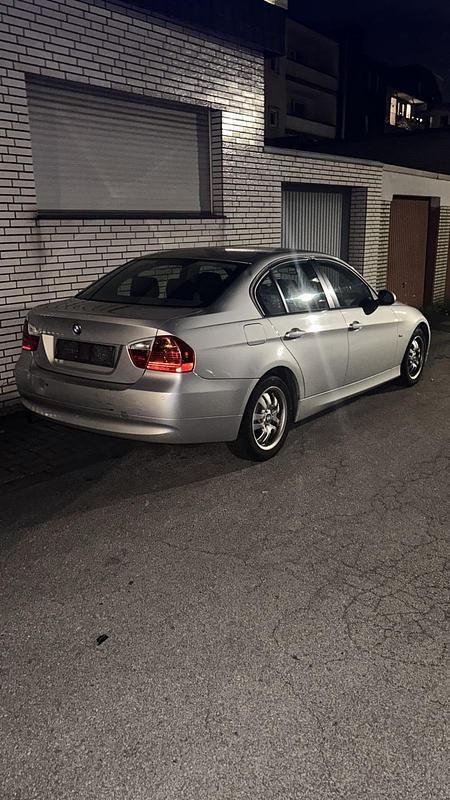Silber Gebraucht 2007 BMW 318 Limousine | 1.350 € (Superpreis) - Bild 1/4