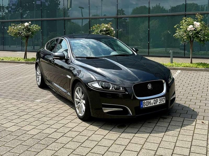 Grau Gebraucht 2013 Jaguar XF Limousine | 13.999 € - Bild 1/4