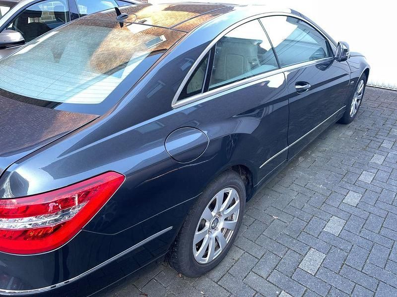 Gebraucht Mercedes E200 Avantgarde 184 PS (135 kW) 2010 Grau Coupé