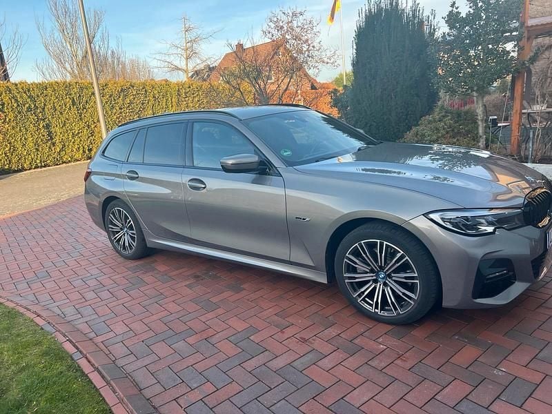 Grau Gebraucht 2022 BMW 320e M Sport Kombi | 29.950 € (Fairer Preis) - Bild 1/4