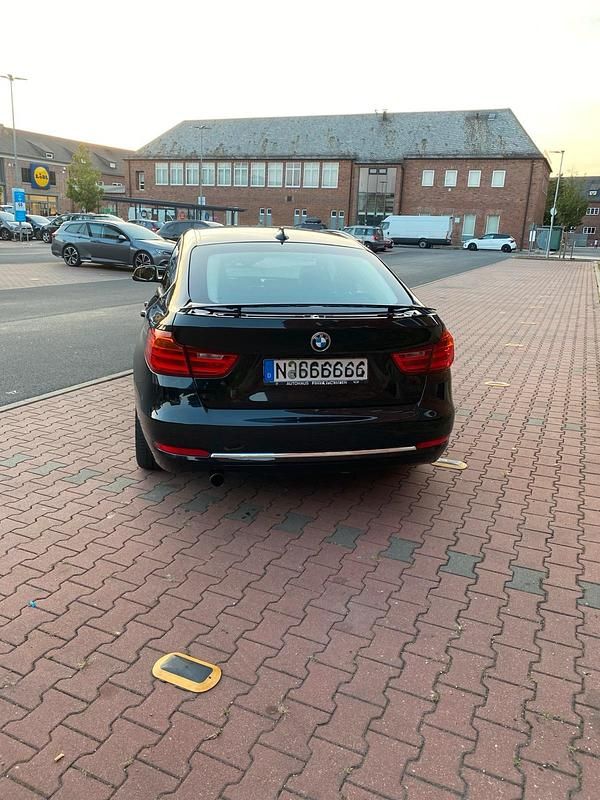 Gebraucht BMW 320 184 PS (135 kW) 2013 Schwarz Limousine