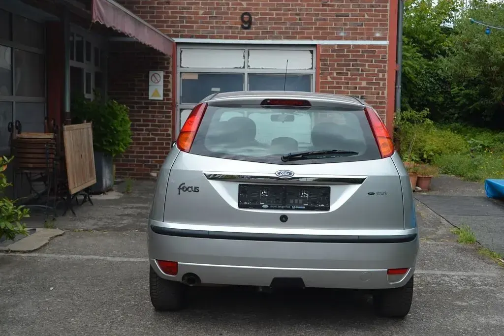Gebraucht Ford Focus Ghia 116 PS (85 kW) 2002 Silber Limousine