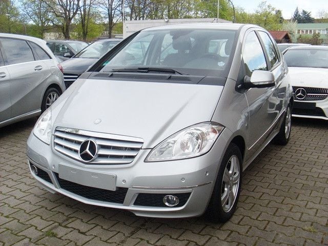 Silber Gebraucht 2012 Mercedes A180 Avantgarde Van / Kleinbus | 8.990 € (Superpreis) - Bild 1/4