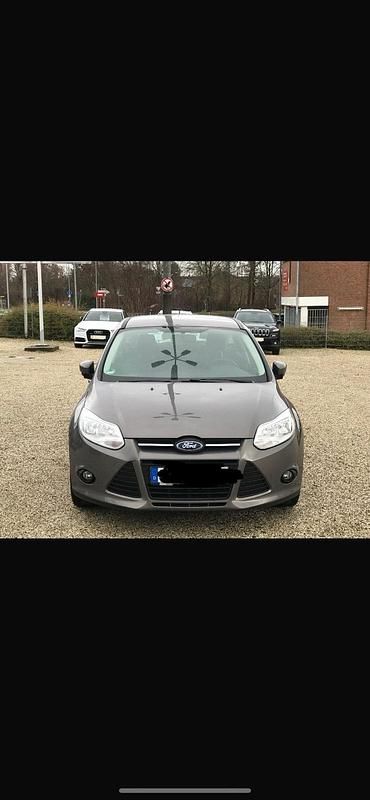 Grau Gebraucht 2013 Ford Focus Kombi | 2.400 € (Superpreis) - Bild 1/4