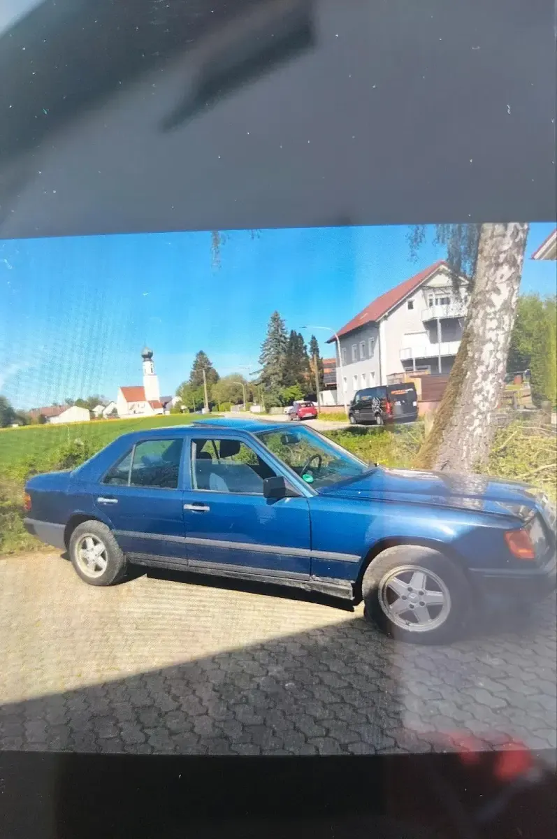 Gebraucht Mercedes E230 132 PS (97 kW) 1987 Blau Limousine