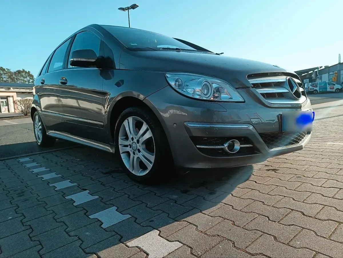 Gebraucht Mercedes B200 140 PS (102 kW) 2010 Grau Van / Kleinbus
