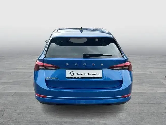 Gebraucht Skoda Octavia First Edition 150 PS (110 kW) 2022 Raceblau metallic Kombi