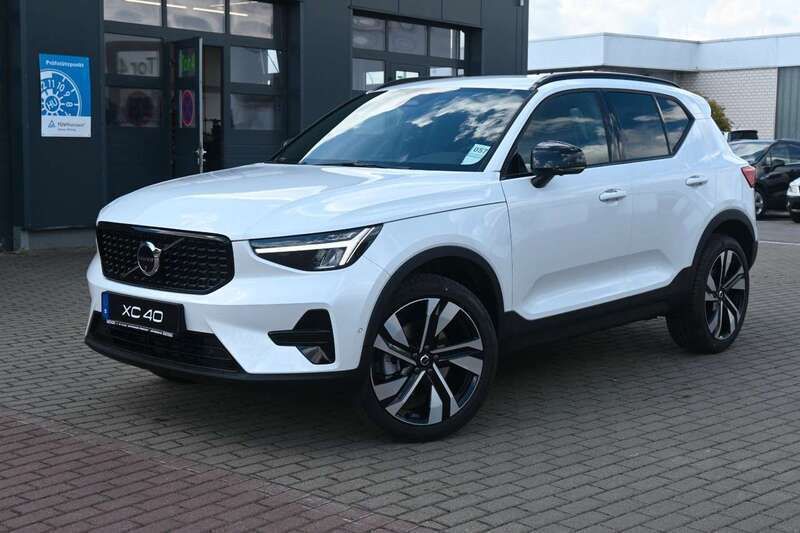 Crystal white pearl Gebraucht 2024 Volvo XC40 Plus SUV | 42.400 € (Etwas zu teuer) - Bild 1/4