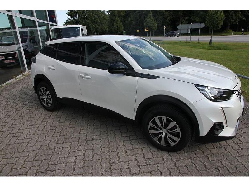Gebraucht Peugeot e-2008 Active 100 kW (136 PS) 2022 Weiß perlmutt metallic SUV