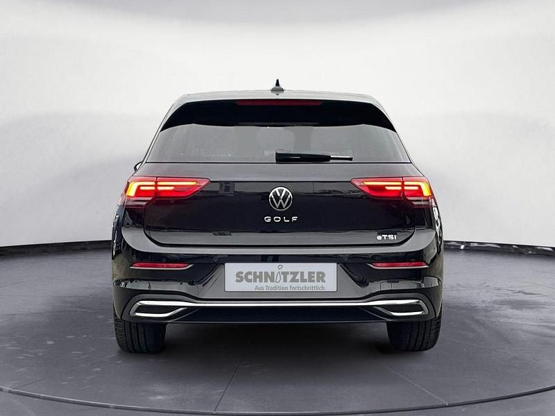 Gebraucht VW Golf VIII Active 131 PS (96 kW) 2023 Deep black perleffekt (metallic) Limousine