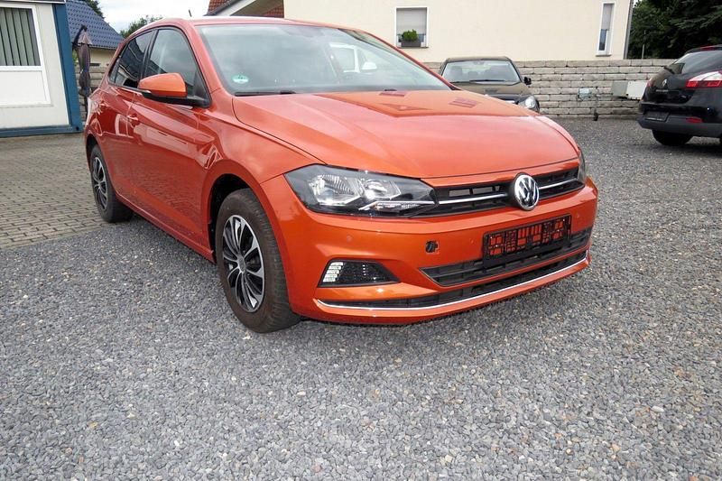 Energetic orange (metallic) Gebraucht 2018 VW Polo Comfortline Kleinwagen | 13.990 € (Guter Preis) - Bild 1/4