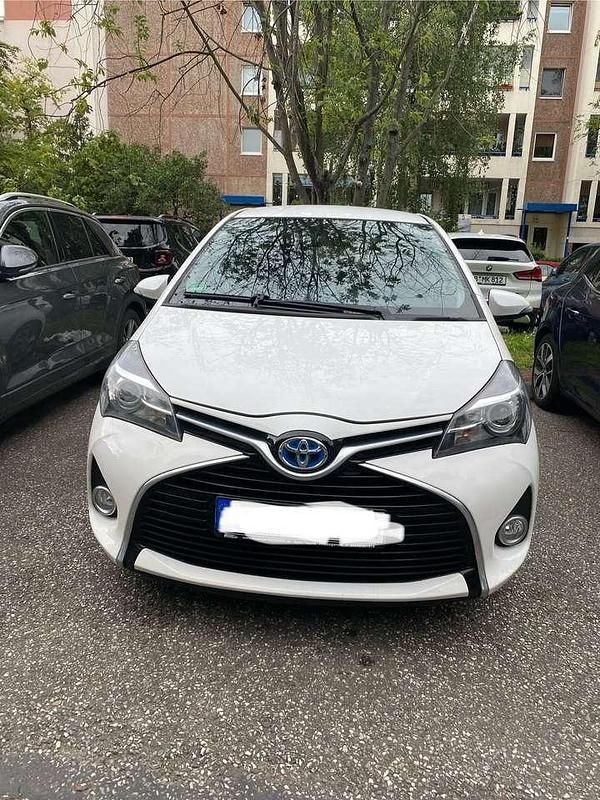 Weiß Gebraucht 2014 Toyota Yaris Hybrid Comfort Limousine | 11.200 € (Fairer Preis) - Bild 1/4
