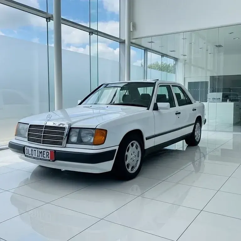 Używany Mercedes E230 132 KM (97 kW) 1985 Biały Sedan/Limuzyna
