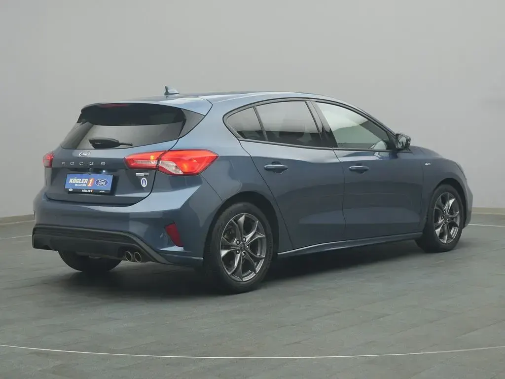 Gebraucht Ford Focus ST-Line 125 PS (91 kW) 2022 Chroma blau Limousine