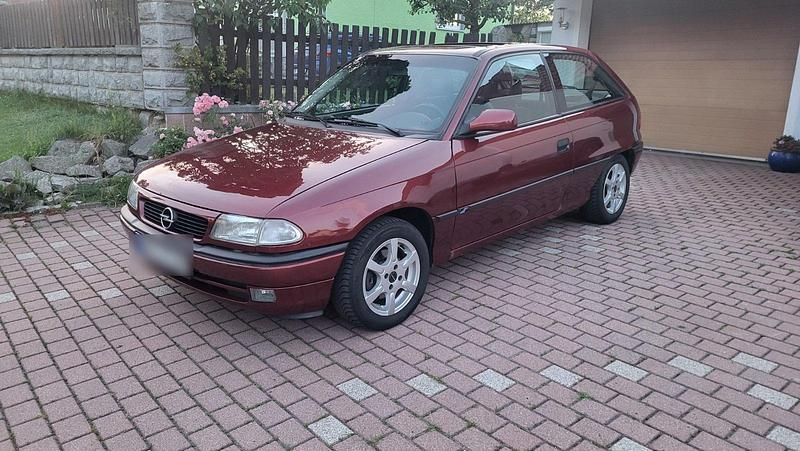 Rot Gebraucht 1997 Opel Astra Limousine | 1.350 € (Fairer Preis) - Bild 1/4
