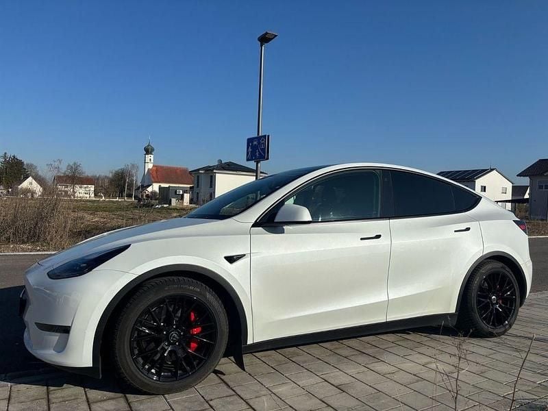 Weiß Gebraucht 2023 Tesla Model Y Performance SUV | 35.990 € (Fairer Preis) - Bild 1/4
