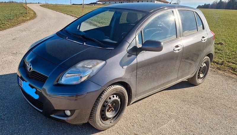 Gebraucht Toyota Yaris 99 PS (72 kW) 2011 Grau Kleinwagen