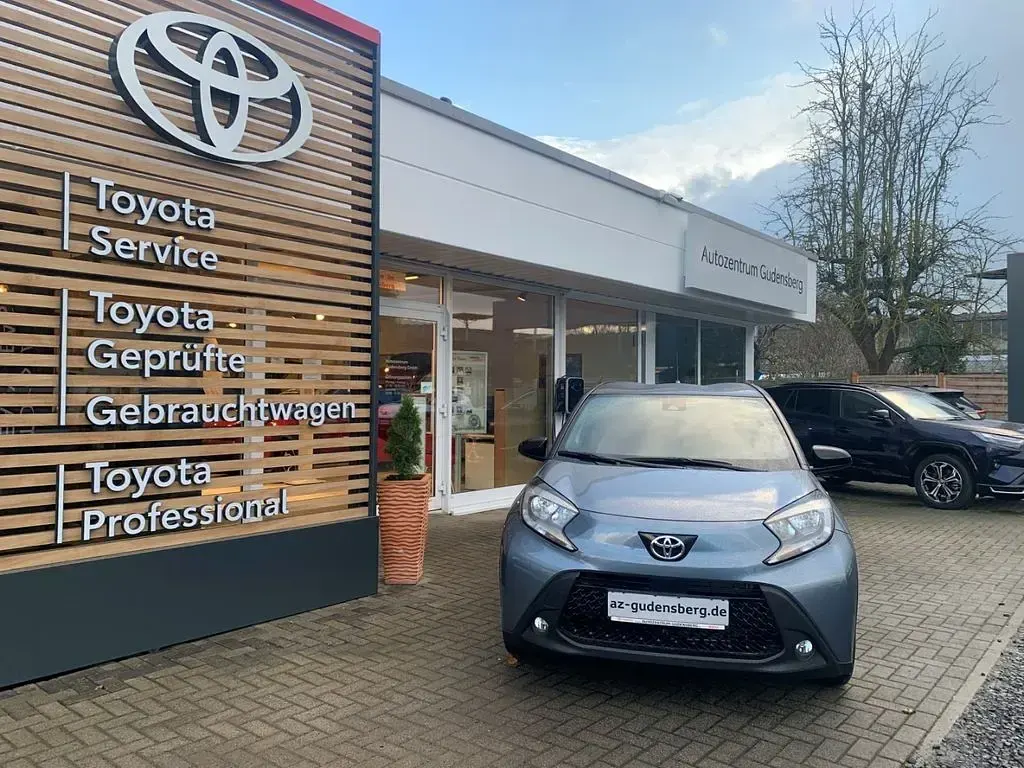 Neu Toyota Aygo X 72 PS (52 kW) 2025 Celestite grey metallic, dach SUV