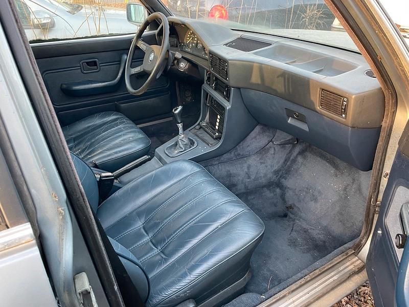 Gebraucht BMW 525 150 PS (110 kW) 1986 Blau Limousine