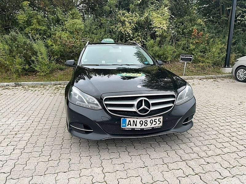 Schwarz Gebraucht 2015 Mercedes E220 AMG line Limousine | 4.000 € - Bild 1/4