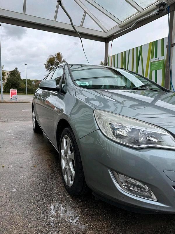 Gebraucht Opel Astra 110 PS (80 kW) 2011 Grau Kombi