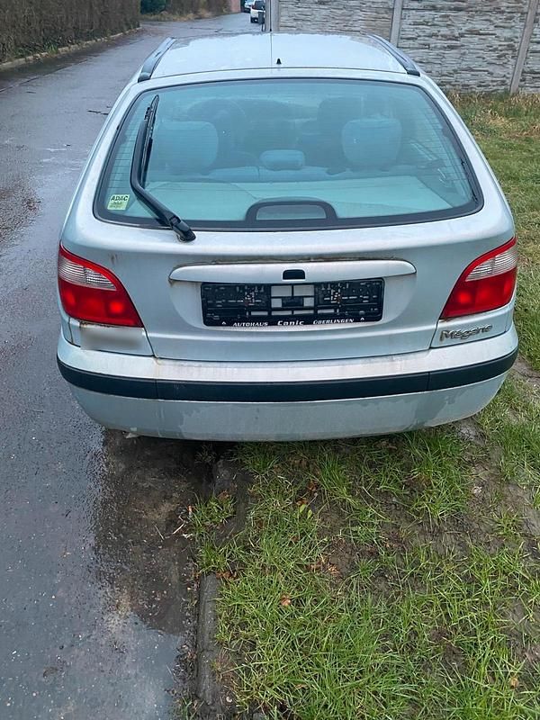 Gebraucht Renault Mégane 107 PS (78 kW) 2000 Silber Limousine