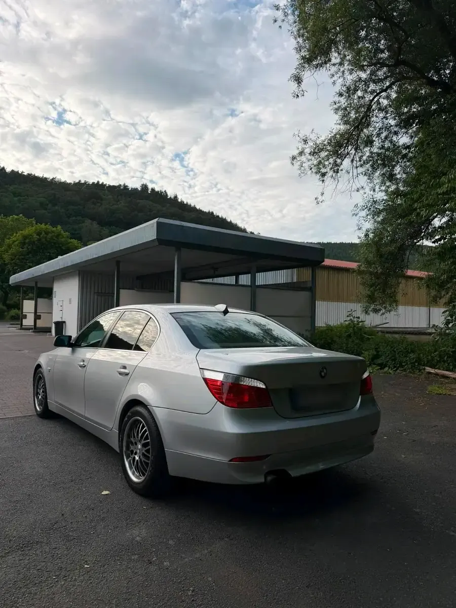 Gebraucht BMW 523 177 PS (130 kW) 2006 Silber Limousine