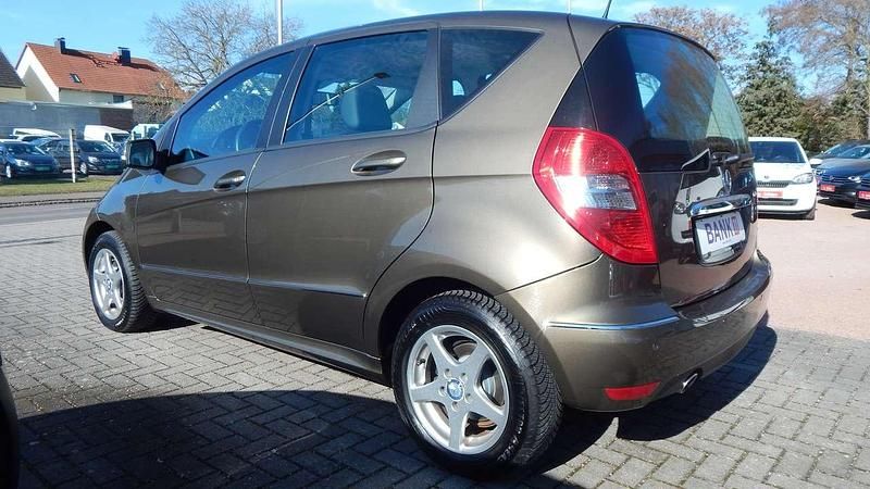 Gebraucht Mercedes A180 Avantgarde 109 PS (80 kW) 2011 Steppenbraun metallic Kleinwagen