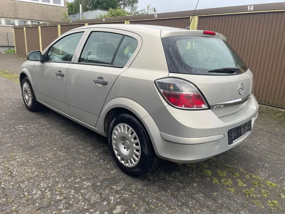 Gebraucht Opel Astra 90 PS (66 kW) 2009 Gold Limousine