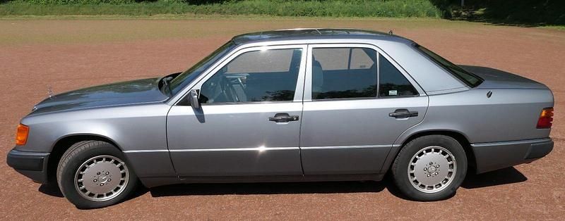 Second-hand Mercedes E300 220 CP (161 kW) 1990 Gri Berlinǎ