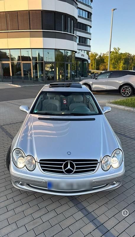 Silber Gebraucht 2003 Mercedes CLK320 Elegance Coupé | 5.399 € (Etwas zu teuer) - Bild 1/4