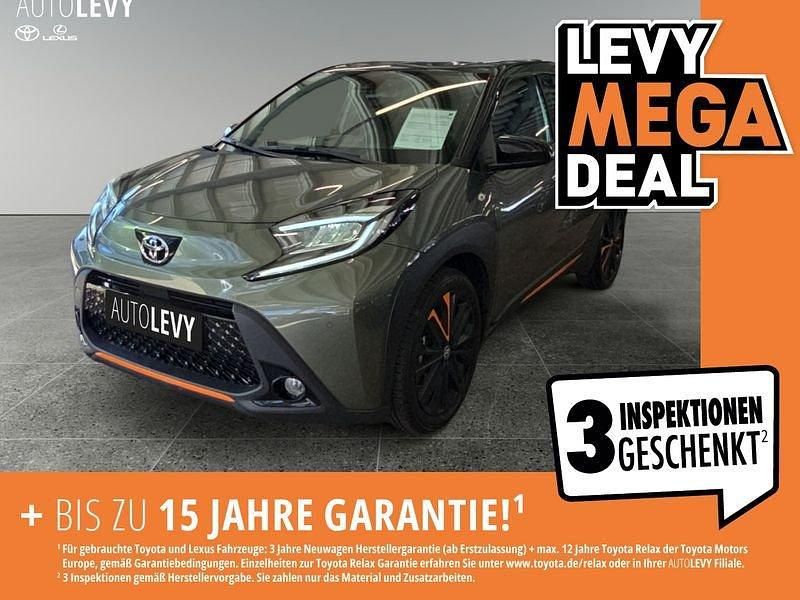 Cardamon green 6w4/ black mica Gebraucht 2022 Toyota Aygo Limited Kleinwagen | 17.770 € (Fairer Preis) - Bild 1/4