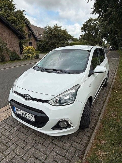 Weiß Gebraucht 2016 Hyundai i10 Passion Kleinwagen | 5.300 € (Guter Preis) - Bild 1/4