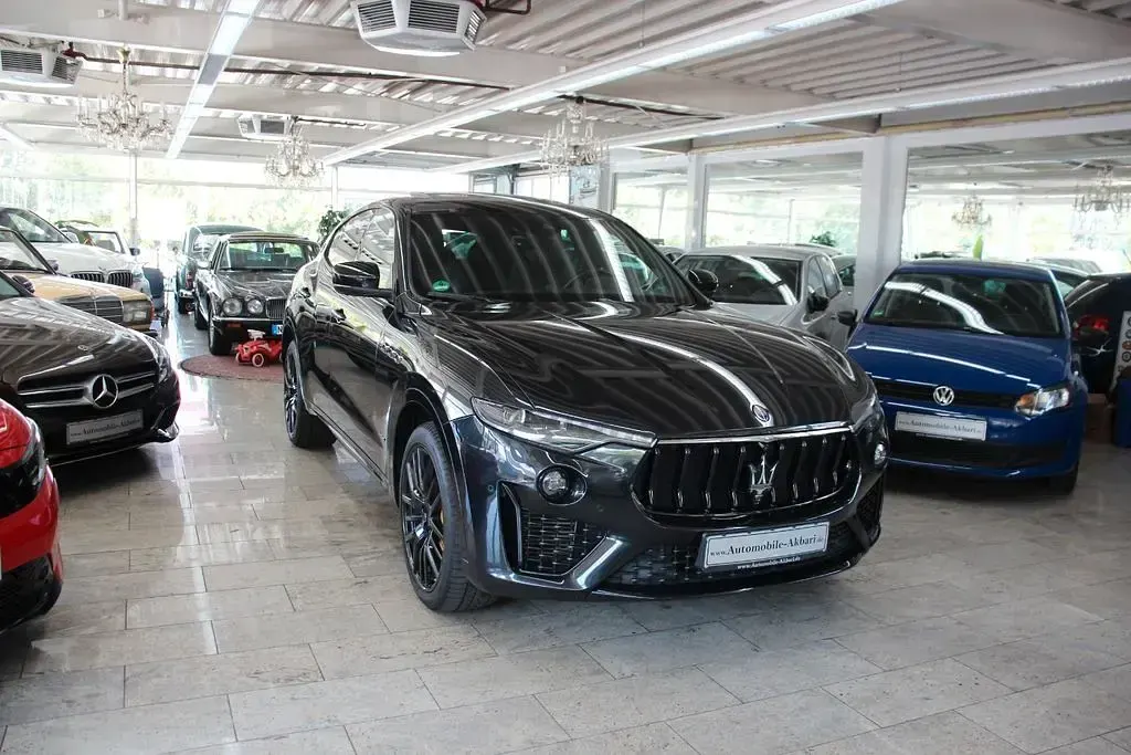 Gebraucht Maserati Levante 430 PS (316 kW) 2021 Schwarz SUV