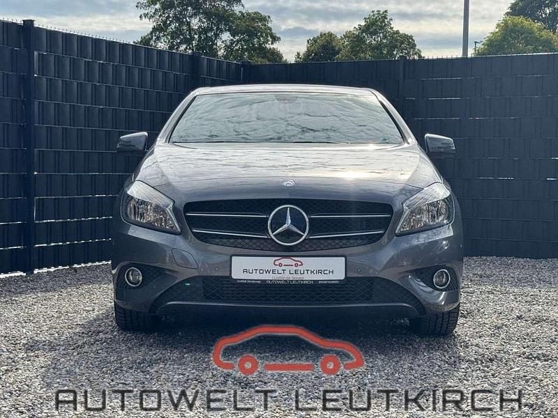 Grau Gebraucht 2015 Mercedes A180 Kleinwagen | 11.980 € (Guter Preis) - Bild 1/4