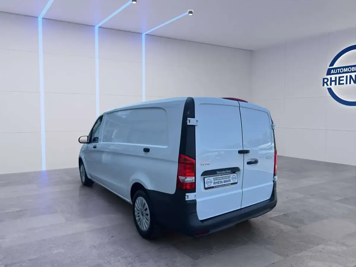 Gebraucht Mercedes Vito 163 PS (119 kW) 2024 Arktikweiss Van