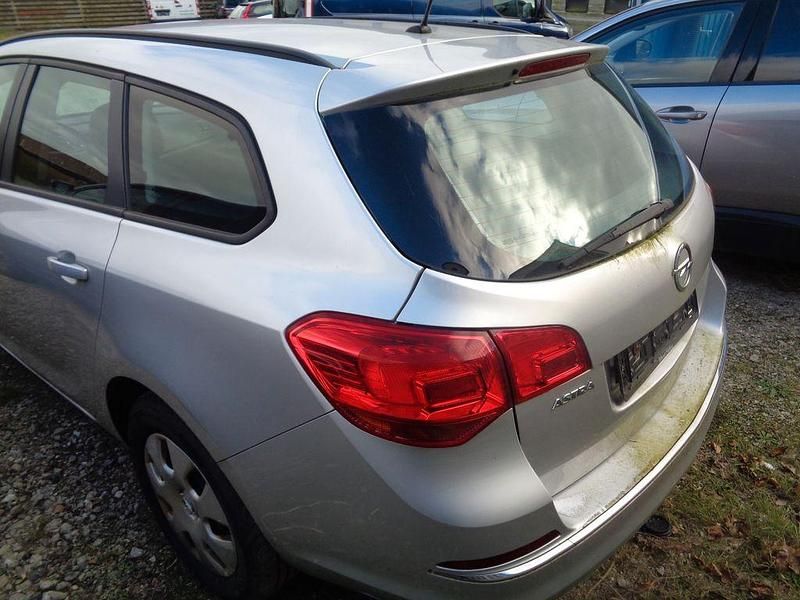 Gebraucht Opel Astra Selection 101 PS (74 kW) 2014 Silber Kombi