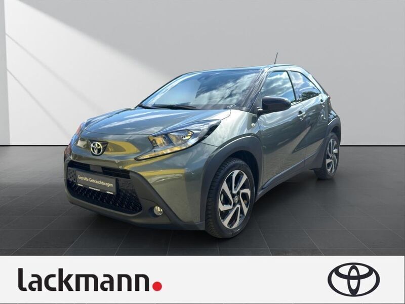 6w4)/ black mica (209) (gruen Gebraucht 2023 Toyota Aygo Pulse Kleinwagen | 15.990 € (Fairer Preis) - Bild 1/4