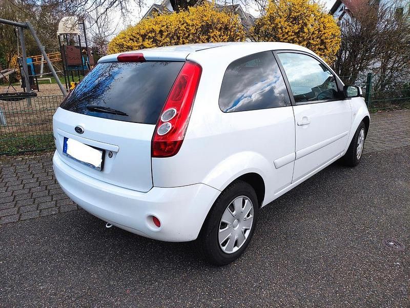 Gebraucht Ford Fiesta 69 PS (50 kW) 2008 Weiß Kleinwagen