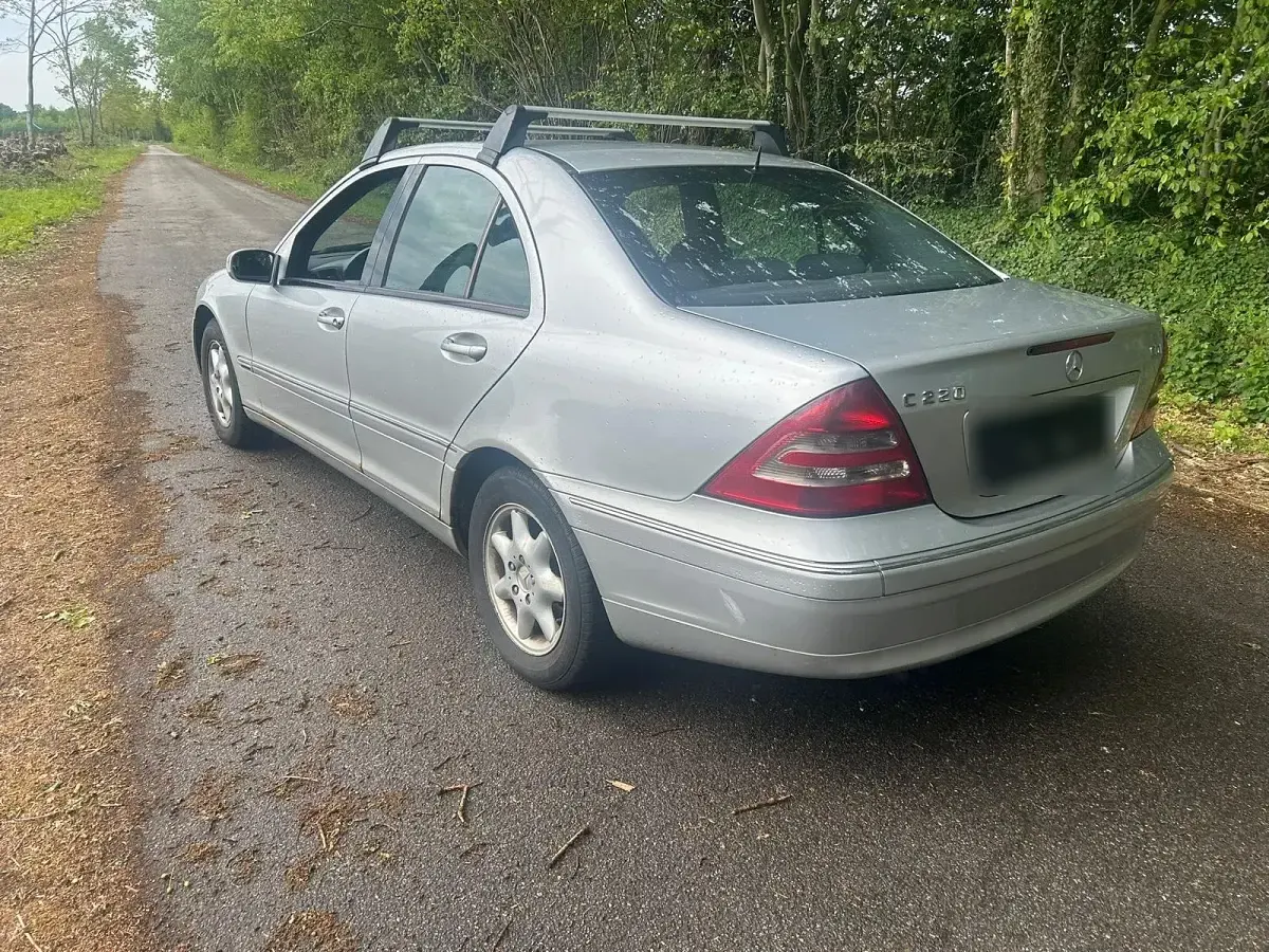 Używany Mercedes C220 143 KM (105 kW) 2002 Srebrny Sedan/Limuzyna