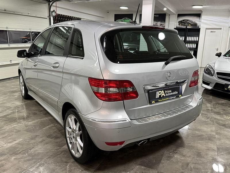 Gebraucht Mercedes B160 95 PS (69 kW) 2011 Silber Van / Kleinbus