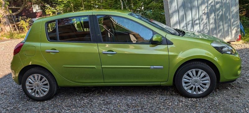 Grün Gebraucht 2011 Renault Clio II Dynamique Limousine | 3.900 € (Etwas zu teuer) - Bild 1/4