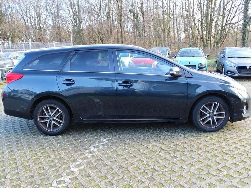 Gebraucht Toyota Auris Basis 90 PS (66 kW) 2015 Dk. steel mc. Kombi