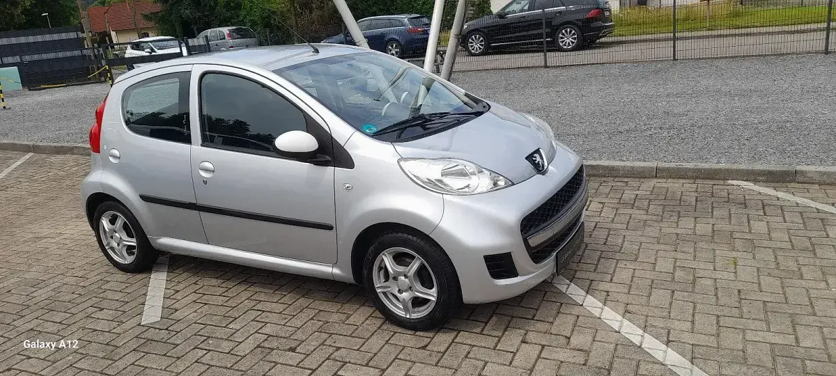 Gebraucht Peugeot 107 68 PS (50 kW) 2012 Silber Kleinwagen
