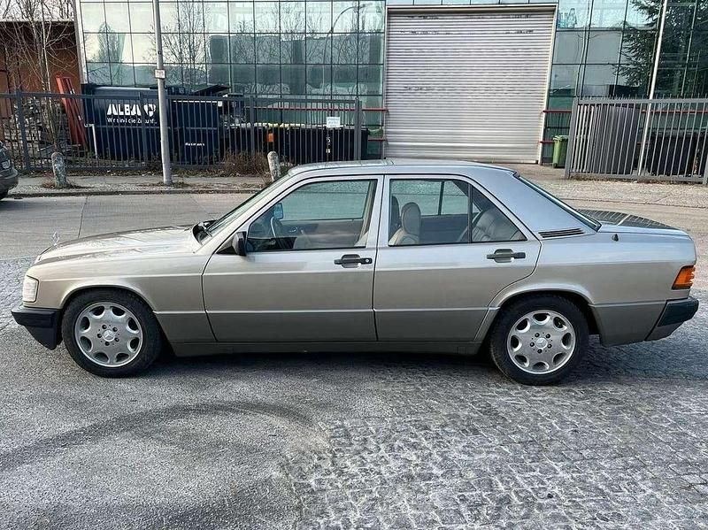 Gebraucht Mercedes 190 118 PS (86 kW) 1986 Gold Limousine